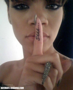 Estudante da UFRJ mostra sua tatuagem em homenagem a Rihanna